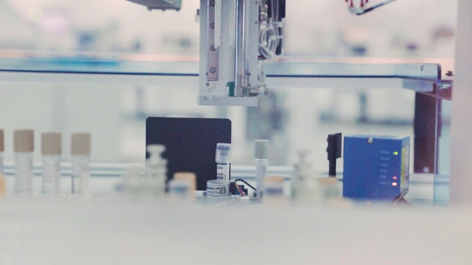 weiße und schwarze Industriemaschine